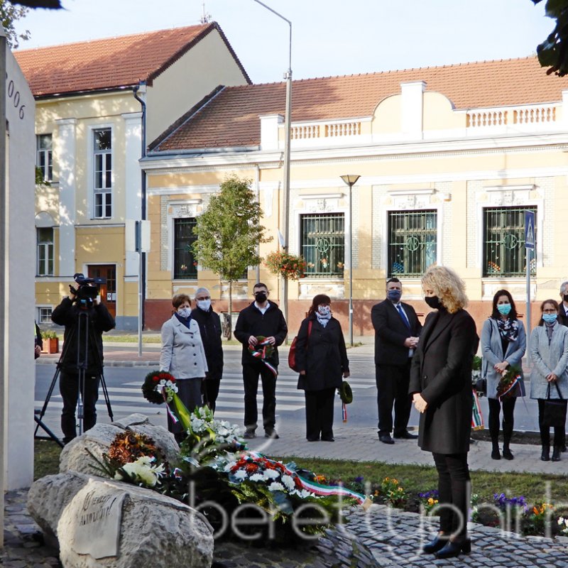 Az '56-os forradalomra emlékeztünk 25